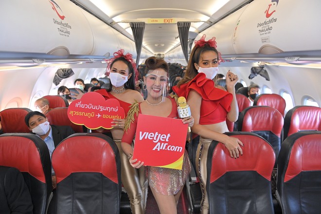 Ca sỹ nổi tiếng Thái Lan Ying Lee biểu diễn khai trương đường bay mới của Thai Vietjet.