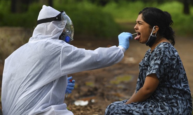 Lấy mẫu xét nghiệm tại một trung tâm cách ly ở Nashik, Ấn Độ, hôm 13/9. Ảnh: AFP.