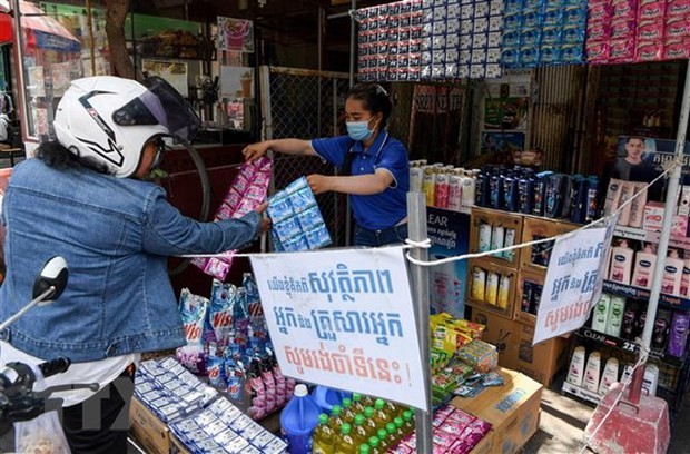 Người dân đeo khẩu trang phòng lây nhiễm COVID-19 tại Phnom Penh, Campuchia. (Ảnh: AFP/TTXVN),