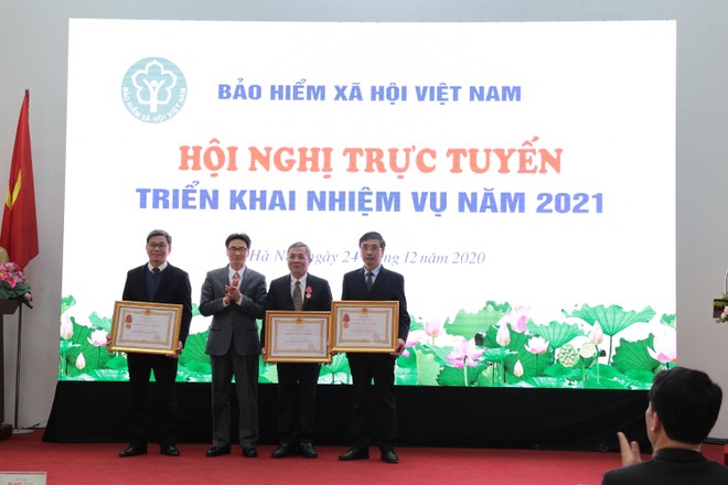 Phó Thủ tướng Chính phủ Vũ Đức Đam đã trao tặng Huân chương Lao động hạng Nhất cho Ban Thu (BHXH Việt Nam); Huân chương Lao động hạng Nhì cho ông Phạm Lương Sơn, Phó Tổng Giám đốc BHXH Việt Nam; Huân chương Lao động hạng Ba cho Vụ Thanh Tra - Kiểm tra (BHXH Việt Nam).