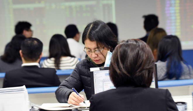 Ngày nay, nhà đầu tư chứng khoán cơ sở cũng cần quan sát... thị trường chứng khoán phái sinh và chứng quyền. Ảnh: Dũng Minh.