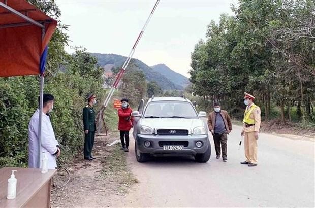 Chốt kiểm dịch tại huyện Đình Lập, Lạng Sơn đo thân nhiệt người dân qua lại địa bàn. (Ảnh: Thái Thuần/TTXVN).