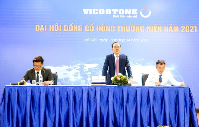 Đoàn chủ tịch Vicostone trả lời các câu hỏi của cổ đông.