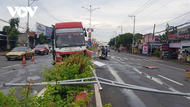 Sau va chạm xe khách lao lên dải phân cách, tông gãy trụ đèn điện và biển quảng cáo.