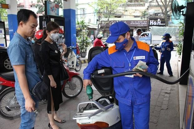 Nhân viên Petrolimex đang bán xăng cho khách hàng. (Ảnh: Đức Duy/Vietnam+).