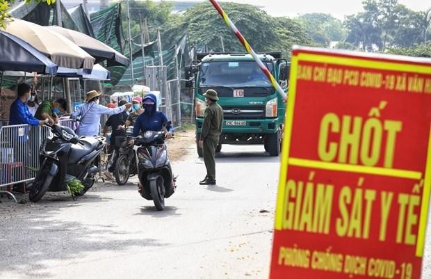 Huyện Đông Anh lập chốt kiểm soát chặt chẽ giữa khu vực giáp ranh Hà Nội-Bắc Ninh. (Ảnh: Thành Đạt/TTXVN).