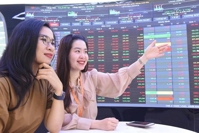 Dòng tiền cuồn cuộn đổ vào thị trường, VN-Index sắp cán mốc 1.400 điểm