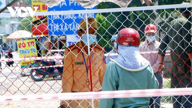 Lực lượng hướng dẫn người dân quay về không được vào địa bàn phường Tân Phước Khánh.