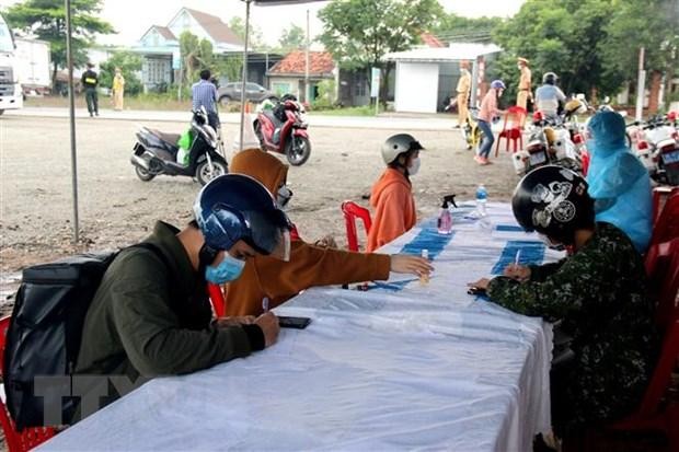 Khai báo y tế tại chốt soát phòng, chống dịch COVID-19. (Nguồn: TTXVN).