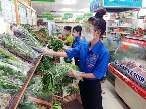 Thanh niên tình nguyện Thành phố Hồ Chí Minh 'đi chợ hộ' người dân trong những ngày giãn cách xã hội 'ai ở đâu ở yên đó.' (Ảnh: TTXVN phát).