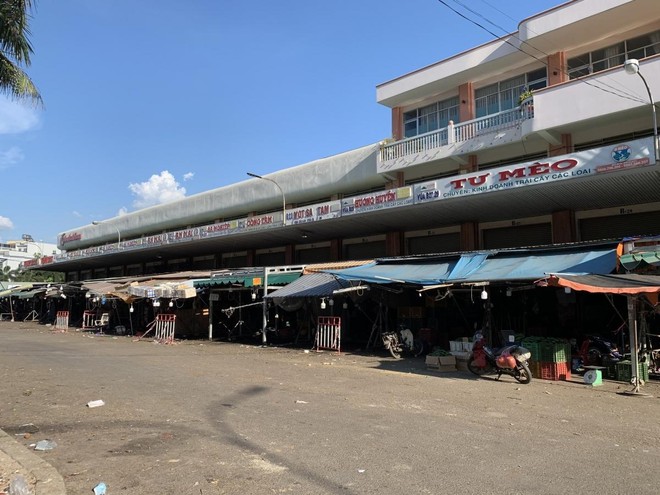 Chợ đầu mối Hóc Môn đóng cửa hơn 10 tuần nay.