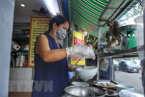 Một cửa hàng phở trên phố Văn Cao (Ba Đình) mở cửa phục vụ khách mua mang về. (Ảnh: Tuấn Đức/TTXVN).