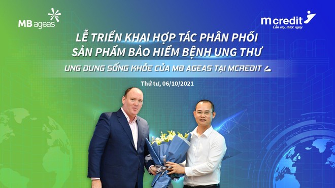 Ông Lê Quốc Ninh - Tổng gám đốc Mcredit (phải) và ông John William Thompson - Phó tổng giám đốc thứ nhất MB Ageas Life (trái) trong buổi lễ triển khai hợp tác phân phối sản phẩm bảo hiểm ung thư.