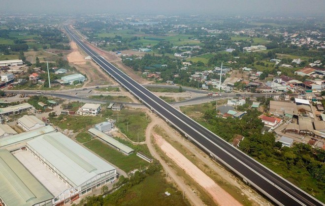 Một đoạn cao tốc Bến Lức - Long Thành đang được VEC tập trung hoàn thiện.