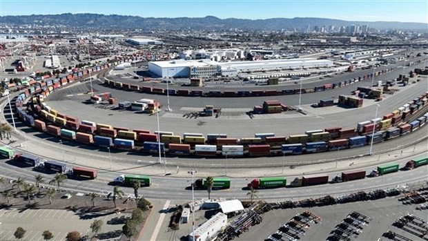 Xe chở container di chuyển tại khu cảng ở Oakland, California (Mỹ) ngày 24/10/2022. (Ảnh: AFP/TTXVN)