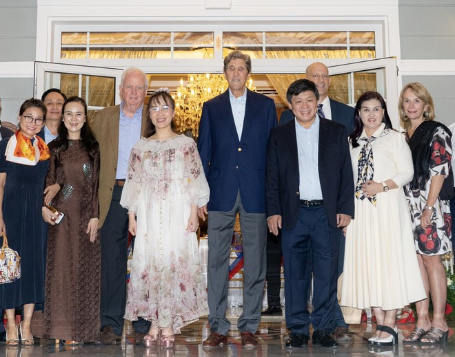 Ngài John Kerry, cựu Ngoại trưởng Mỹ, hiện là đặc phái viên của Tổng thống Joe Biden đóng vai trò tích cực trong chương trình hợp tác của Boeing với Vietjet.