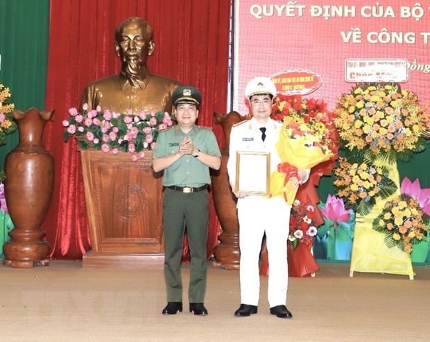 Thiếu tướng Nguyễn Sỹ Quang, Giám đốc Công an tỉnh Đồng Nai trao Quyết định điều động và bổ nhiệm Thượng tá Nguyễn Mạnh Toàn giữ chức Phó Giám đốc Công an tỉnh Đồng Nai. (Ảnh: TTXVN phát)