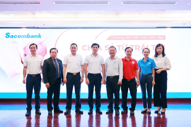 Đại diện Lãnh đạo Sacombank, Hội Chữ thập đỏ TP.HCM, Liên đoàn Lao động TP.HCM, Trung tâm Hiến máu nhân đạo TP.HCM và Hội Chữ thập đỏ Quận 3 cùng nhau chụp ảnh lưu niệm.