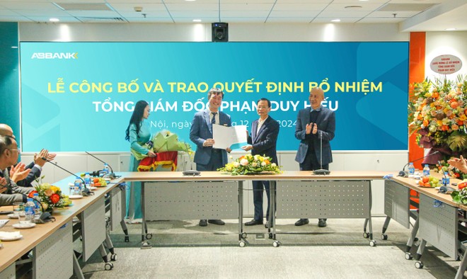 HĐQT ABBANK trao quyết định bổ nhiệm cho ông Phạm Duy Hiếu.