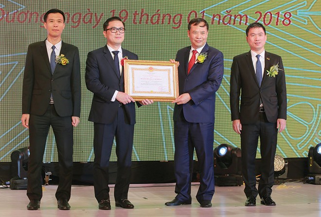 Ban lãnh đạo Công ty cổ phần Nhựa và môi trường xanh An Phát đón nhận Huân chương Lao động hạng Ba tại Lễ kỷ niệm 15 năm thành lập
