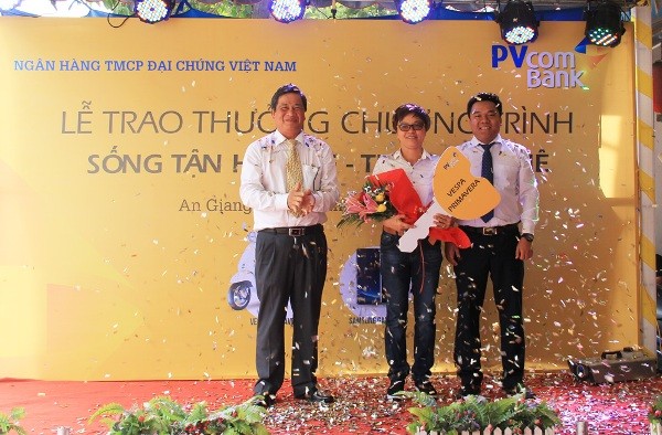 PVcomBank trao giải cho khách hàng trúng xe máy Vespa