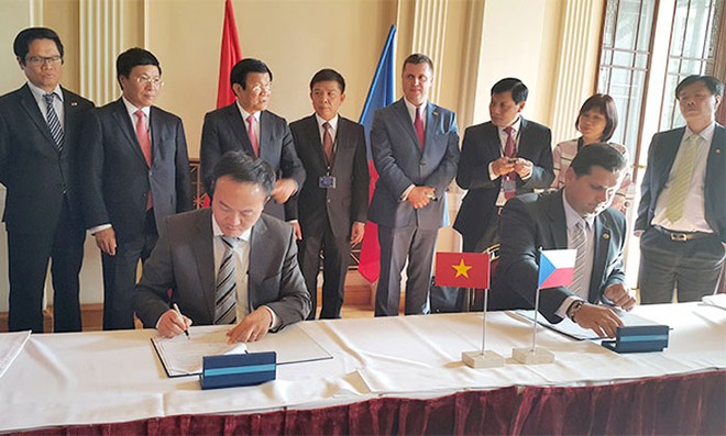 Chủ tịch nước Trương Tấn Sang, Tổng thống Séc, Milos Zeman và lãnh đạo 2 nước chứng kiến lễ ký kết thỏa thuận hợp tác giữa FECON và SKD