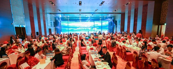 Buổi mở bán chính thức Movenpick Cam Ranh Resort ngày 16/7 thu hút sự quan tâm của rất đông khách hàng, nhà đầu trong và ngoài nước