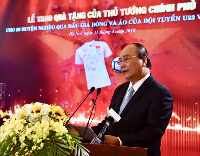 Thủ tướng yêu cầu lãnh đạo 20 huyện nghèo được tặng kinh phí thu được qua đấu giá, sử dụng để xây dựng 500 căn nhà tặng người có công, người nghèo còn khó khăn. Ảnh: VGP/Nhật Bắc