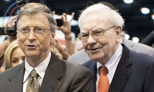 Bill Gates và Warren Buffett trong Đại hội cổ đông Berkshire Hathaway. Ảnh:AFP