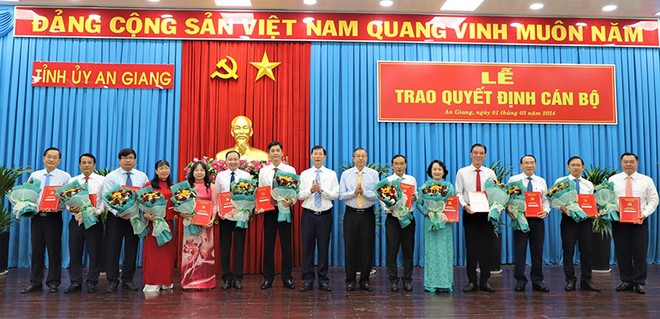 Phó Bí thư Thường trực Tỉnh ủy, Chủ tịch HĐND tỉnh An Giang Lê Văn Nưng và Phó Chủ tịch UBND tỉnh An Giang Lê Văn Phước trao quyết định, tặng hoa chúc mừng các cán bộ được điều động, bổ nhiệm. Ảnh_ angian