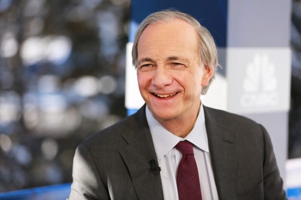 Ray Dalio là nhà sáng lập, giám đốc đầu tư và đồng chủ tịch của Bridgewater Associates, quỹ phòng hộ lớn bậc nhất thế giới.