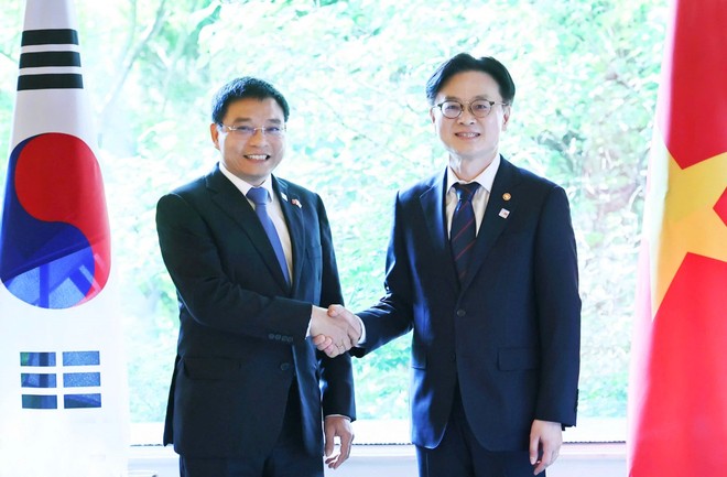 Bộ trưởng Bộ Tài chính Nguyễn Văn Thắng và ông Kim Jung Kwan, Tân Bộ trưởng Bộ Thương mại, Công nghiệp và Năng lượng Hàn Quốc. Ảnh : Việt Tuấn
