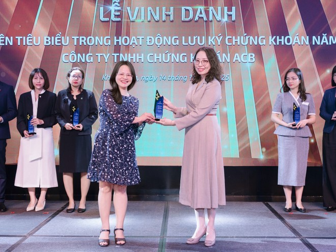 Bà Tạ Thanh Bình - Tổng giám đốc VSDC trao biểu dương cho Bà Văn Thị Minh Hoàng - Phó giám đốc Khối Vận hành ACBS