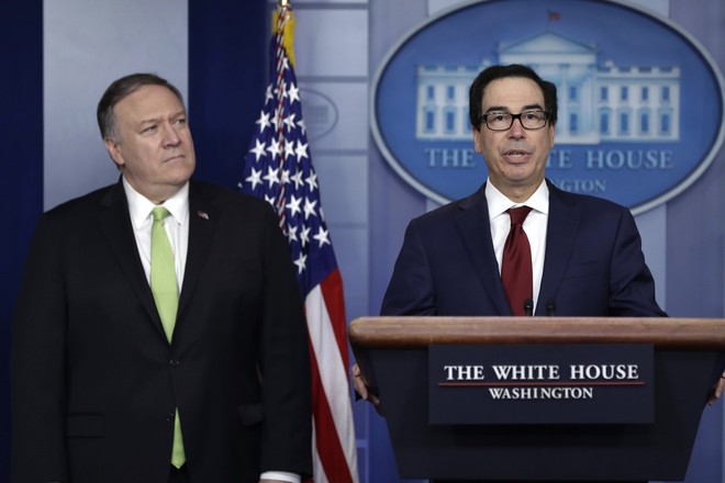 Bộ trưởng Tài chính Mỹ Steven Mnuchin  và Ngoại trưởng Mỹ Mike Pompeo trong buổi họp báo tại Nhà Trắng hôm 10/1. Ảnh: AP.