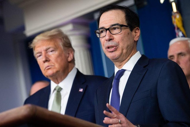 Tổng thống Mỹ Donald Trump và Bộ trưởng Tài chính Steven Mnuchin trả lời phỏng vấn trong cuộc họp báo tại Nhà Trắng hôm 17/3. Ảnh: Reuters.