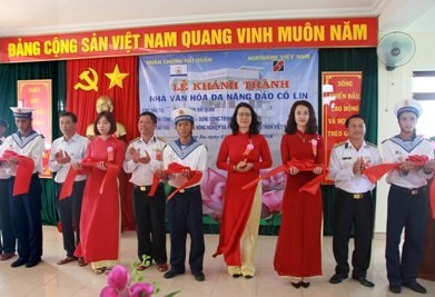 Lễ khánh thành Nhà văn hóa đa năng đảo Cô Lin, công trình gửi gắm tình cảm
của tập thể cán bộ, nhân viên Agribank đối với biển đảo quê hương