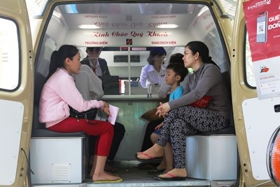 Khách hàng đang thực hiện giao dịch trên xe lưu động