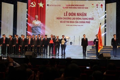 hủ tướng Nguyễn Xuân Phúc trao Huân chương Lao động hạng Nhất
cho Agribank nhân dịp kỉ niệm 30 năm ngày thành lập (26/03/2018)