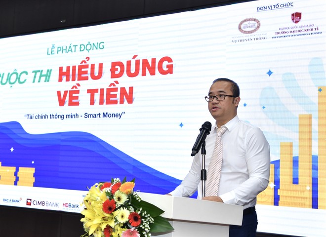 PGS.TS Nguyễn Trúc Lê, Hiệu trưởng trường ĐHKT, ĐHQG phát biểu khai mạc