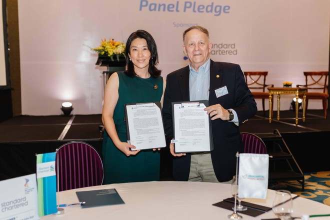Bà Michele Wee, Tổng giám đốc Ngân hàng Standard Chartered Việt Nam và ông Rad Kivette, Tổng giám đốc VinaCapital Foundation tại buổi ký kết Biên bản ghi nhớ