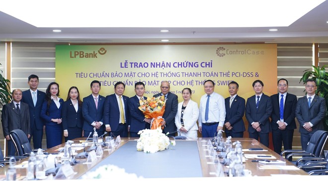 LPBank nhận hai chứng chỉ tiêu chuẩn bảo mật quốc tế cho hệ thống thanh toán thẻ và hệ thống SWIFT.