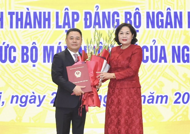 Thống đốc Nguyễn Thị Hồng đã trao quyết định và chúc mừng ông Nguyễn Ngọc Cảnh được bổ nhiệm giữ chức Phó Thống đốc NHNN.