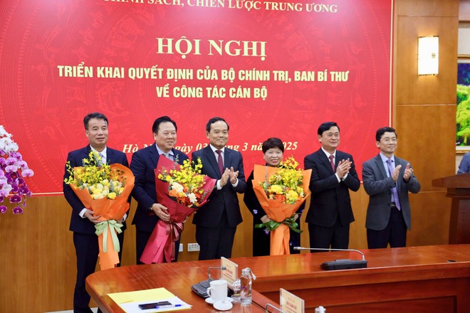 Các tân Phó Trưởng Ban Chính sách, chiến lược Trung ương nhận hoa chúc mừng của lãnh đạo Ban Chính sách, chiến lược Trung ương 