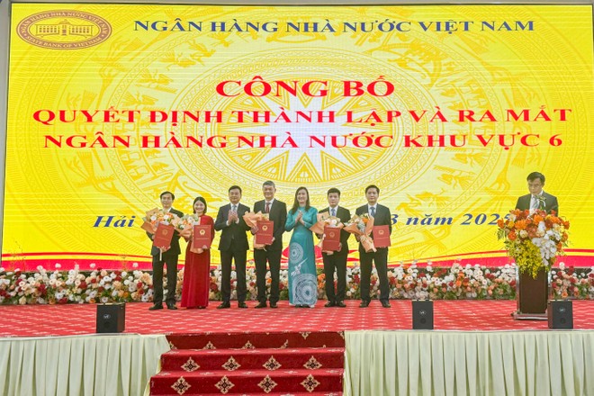 Phó Thống đốc NHNN Phạm Thanh Hà chụp ảnh lưu niệm cùng bà Nguyễn Thị Dung, Giám đốc NHNN chi nhánh thành phố Hải Phòng giữ chức vụ Quyền Giám đốc NHNN Khu vực 6 (thứ 3 từ phải sang) cùng các Phó Giám đốc NHNN Khu vực 6 bao gồm: ông Nguyễn Đức Hiển, bà Nguyễn Thị Thanh Bình, ông Nguyễn Đức Thiệp, ông Nguyễn Minh Chiến, ông Mai Việt Trung.