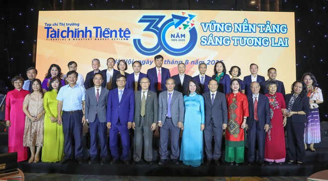 Các đại biểu chụp ảnh lưu niệm tại sự kiện