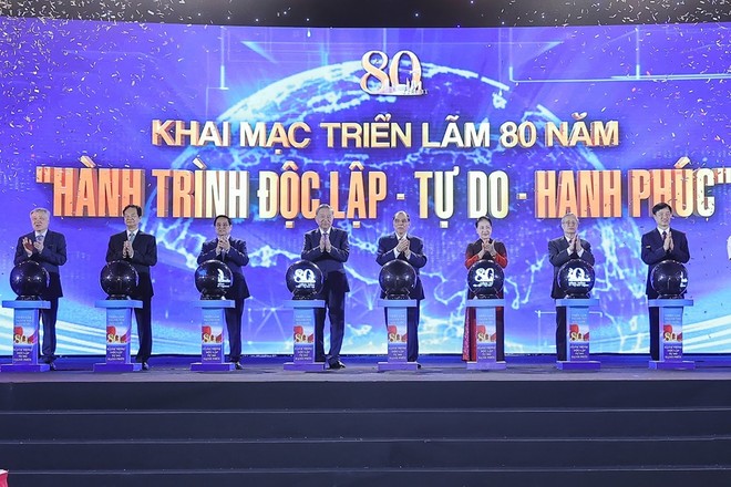 Các đồng chí lãnh đạo Đảng, Nhà nước thực hiện nghi thức khai mạc Triển lãm “80 năm Hành trình Độc lập - Tự do - Hạnh phúc” - Ảnh: VGP/Nhật Bắc