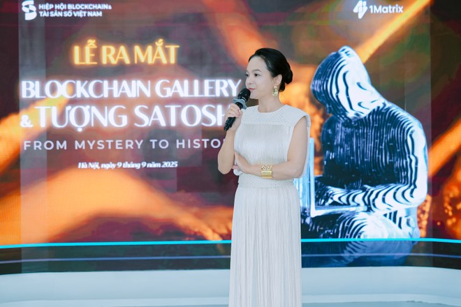 Bà Nguyễn Vân Hiền, Phó chủ tịch kiêm Tổng Thư ký, Hiệp hội Blockchain và Tài sản số Việt Nam chia sẻ về Tượng Satoshi tại Việt Nam - biểu tượng văn hóa phi tập trung và khát vọng đổi mới sáng tạo.