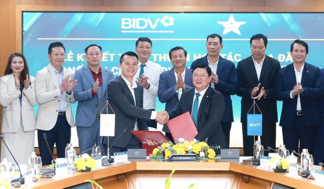 Ông Nguyễn Phúc Long (Chủ tịch Câu lạc bộ Sao Vàng đất Việt) và ông Đoàn Việt Nam (Phó Tổng Giám đốc BIDV) đại diện hai đơn vị ký kết thỏa thuận hợp tác