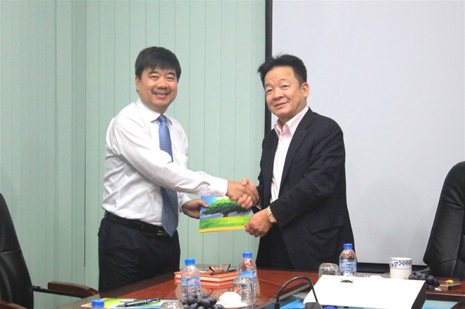 Ông Đỗ Quang Hiển, Chủ tịch HĐQT BSH trao quyết định bổ nhiệm cho ông Lưu Thanh Tâm