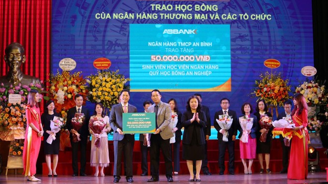 ABBANK đầu tư quỹ học bổng An Nghiệp đồng hành cùng sinh viên ngành tài chính ngân hàng